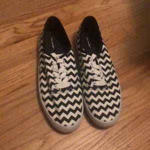 Size 7 1/2 Chevron Black White Shoes